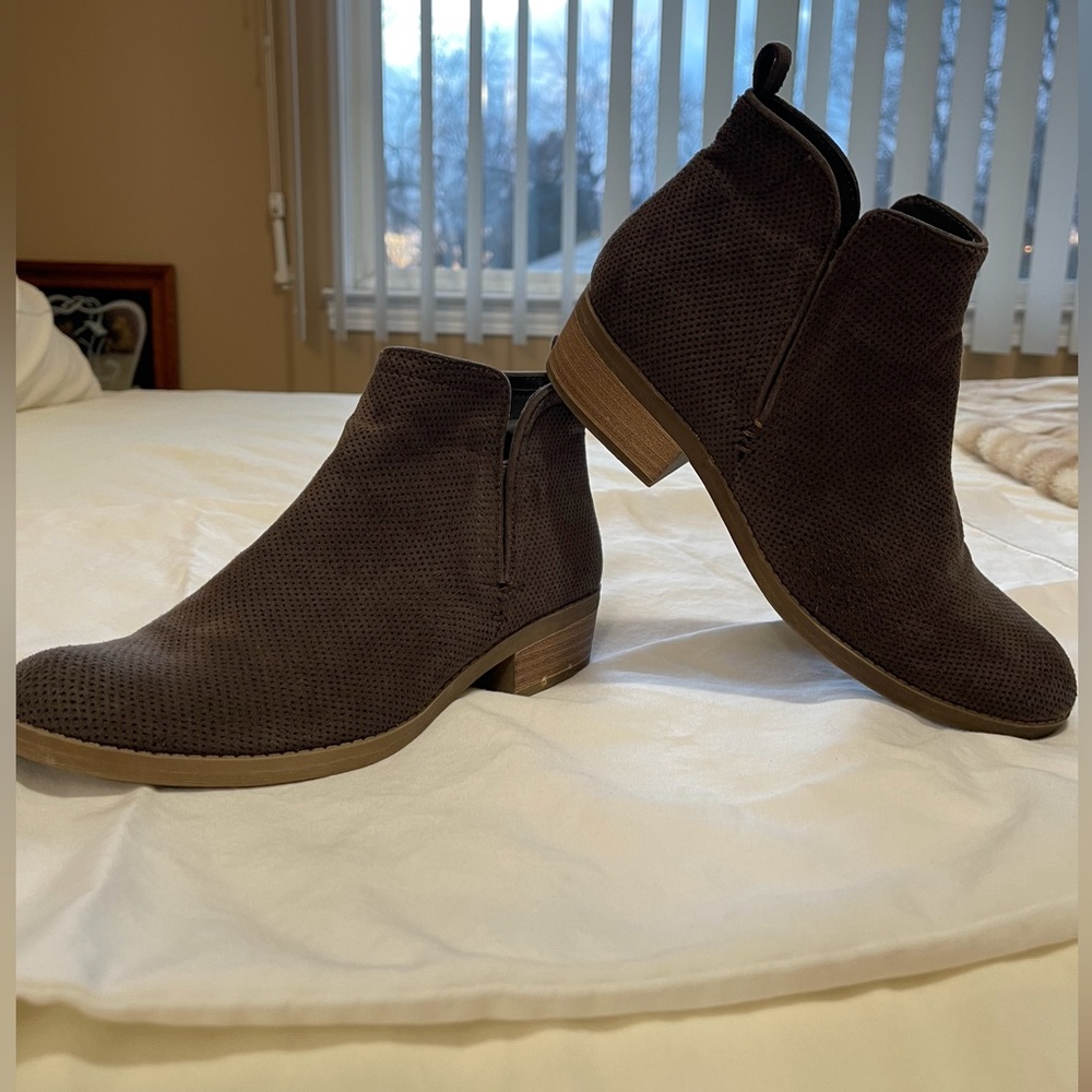 Ankle booties brown 7 1/2 Dolce Vita